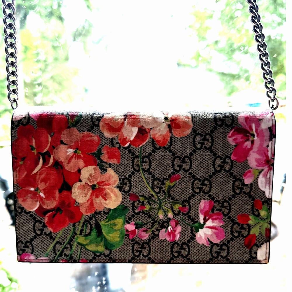 Gucci GG Blooms Supreme Floral Wallet on chain